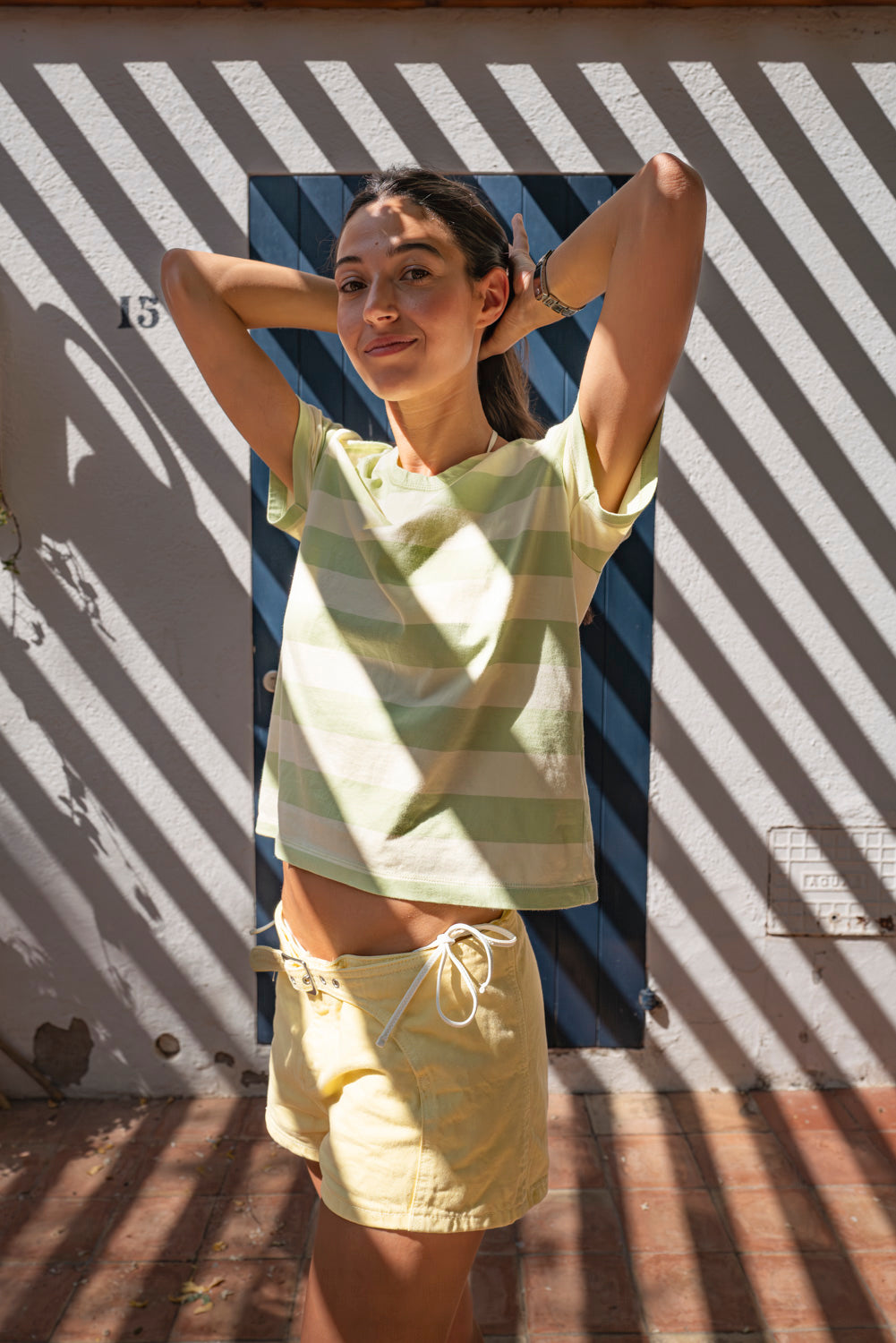 Mujer con pantalones amarillos y camiseta Savina T-Shirt, camiseta de rayas verde claro de LASALE