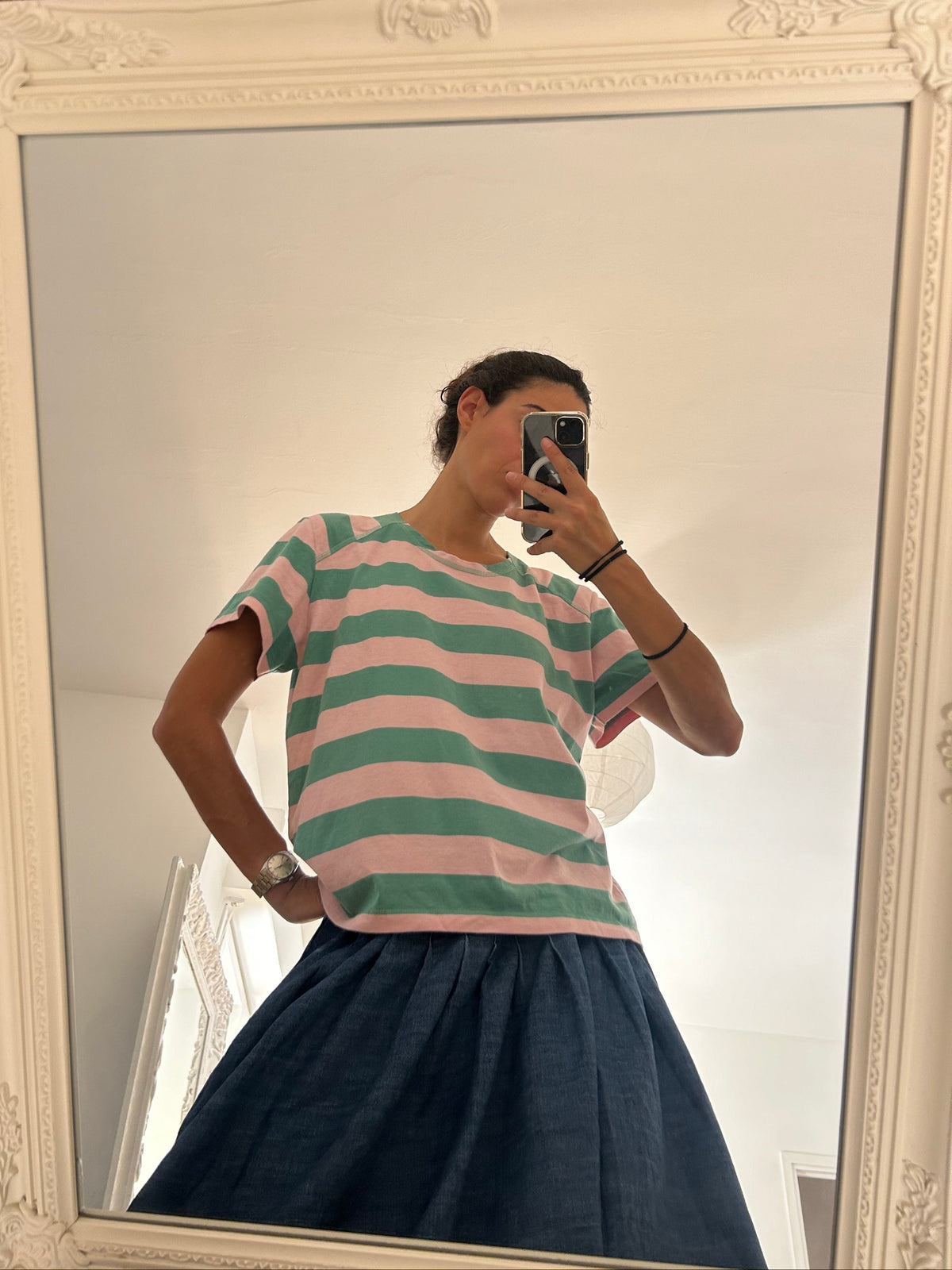 Mujer frente a espejo tomándose una foto con camiseta de rayas algodón mujer rosa y verde