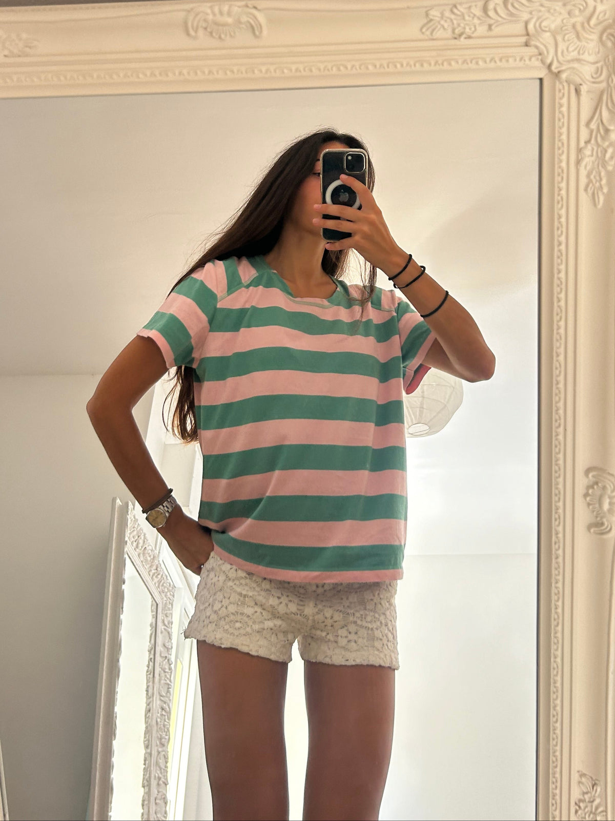 Mujer frente al espejo tomándose una foto con camiseta de rayas algodón mujer rosa y verde LASALE