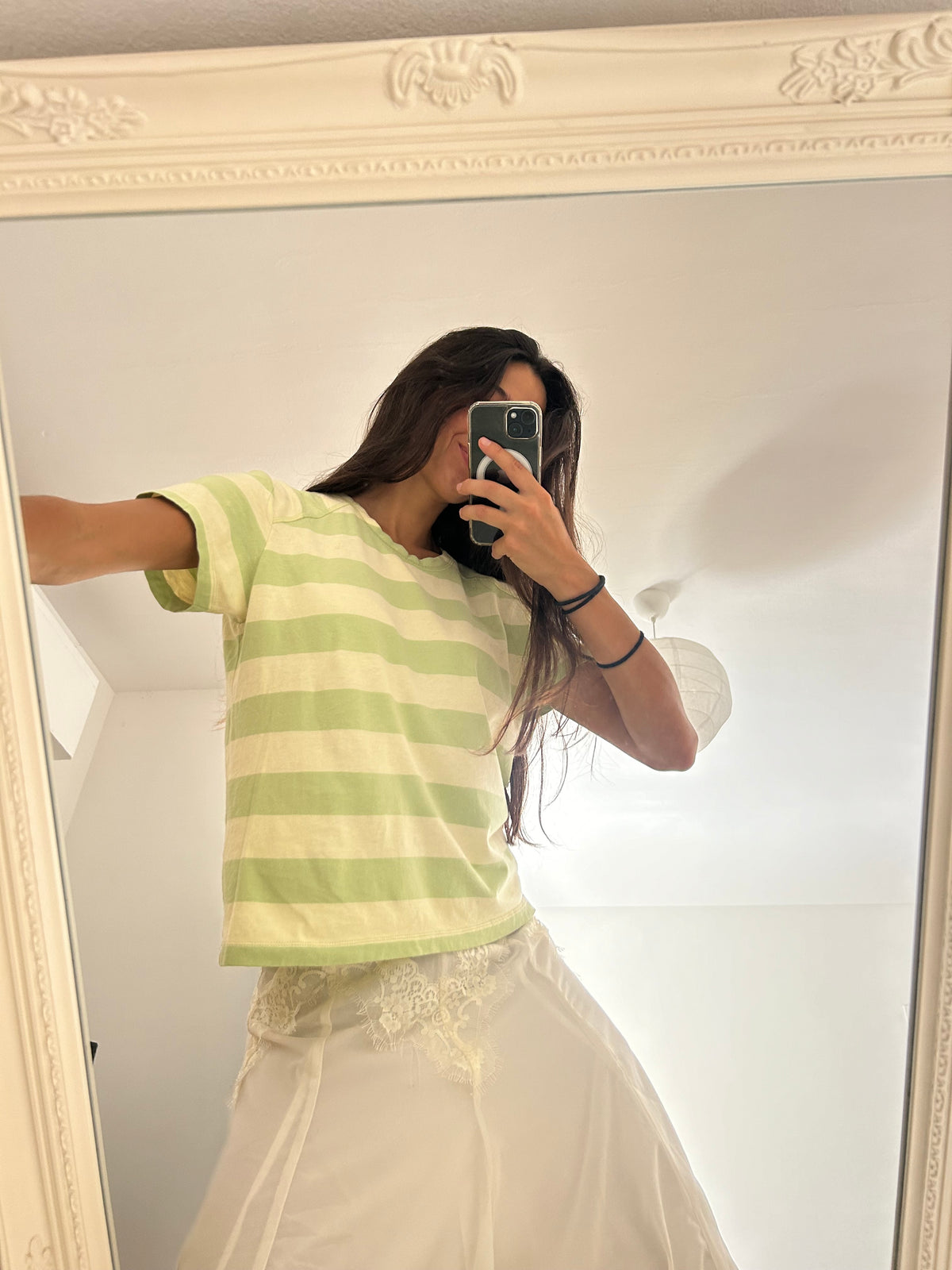 Mujer frente a espejo con camiseta de algodón mujer verde pastel de LASALE